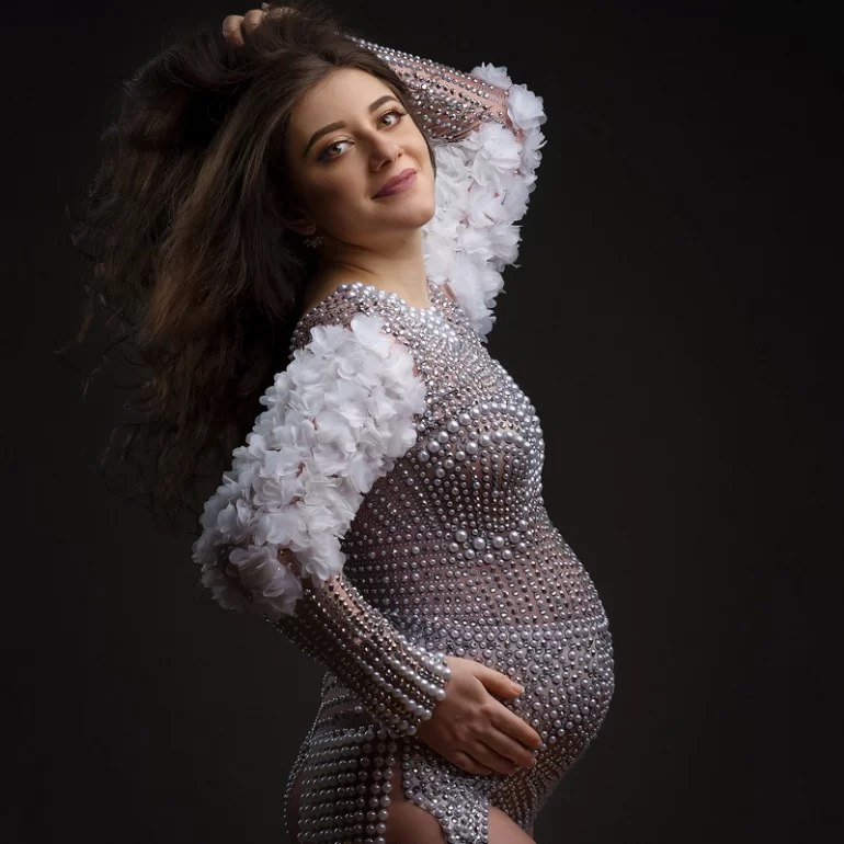 Capturing the Radiance of Motherhood in a Stunning Maternity Session